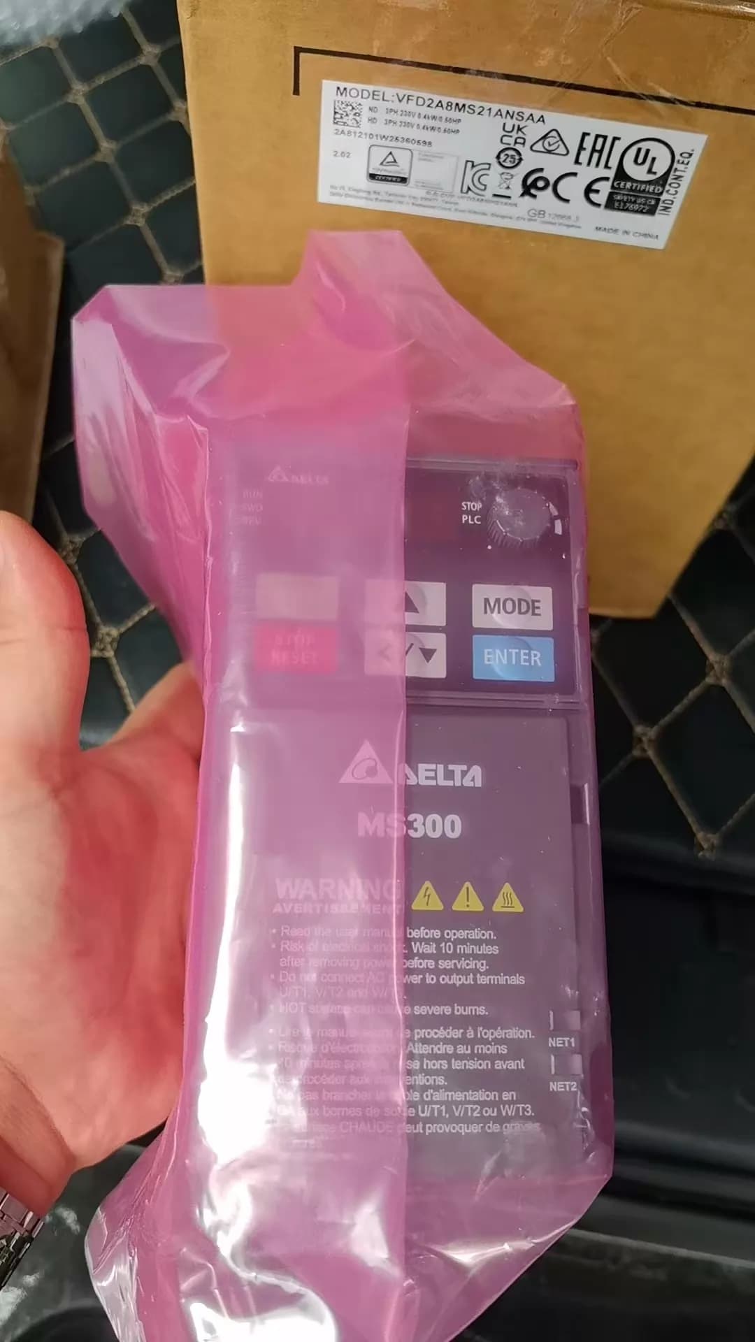 100% чисто нов оригинален и оригинален Delta 220V 0.4KW VFD2A8MS21ANSAA Честотни преобразуватели Задвижващ серво мотор