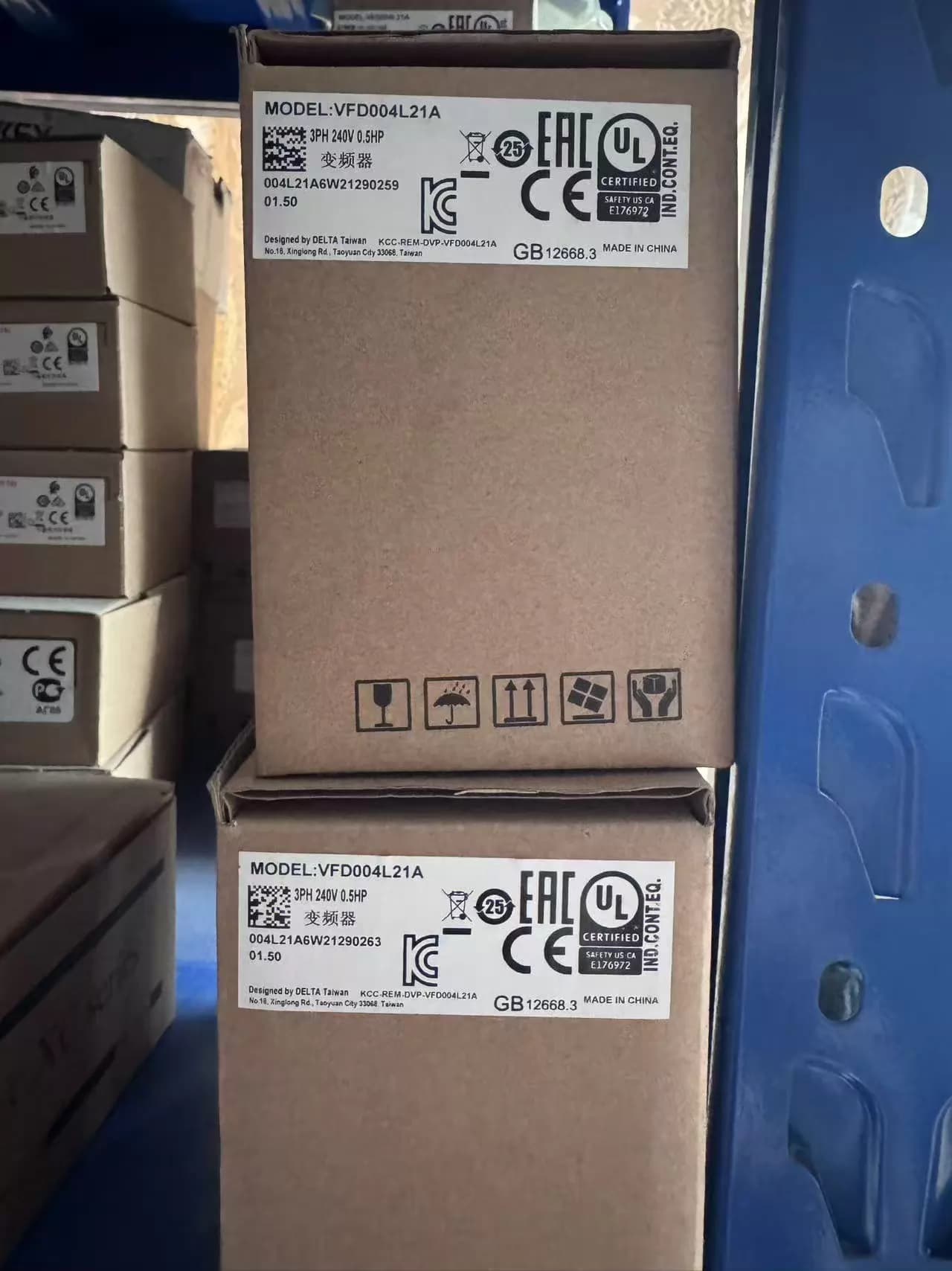 100% чисто нов оригинален и оригинален Delta VFD004EL21A Честотни преобразуватели Drive Servo Motor