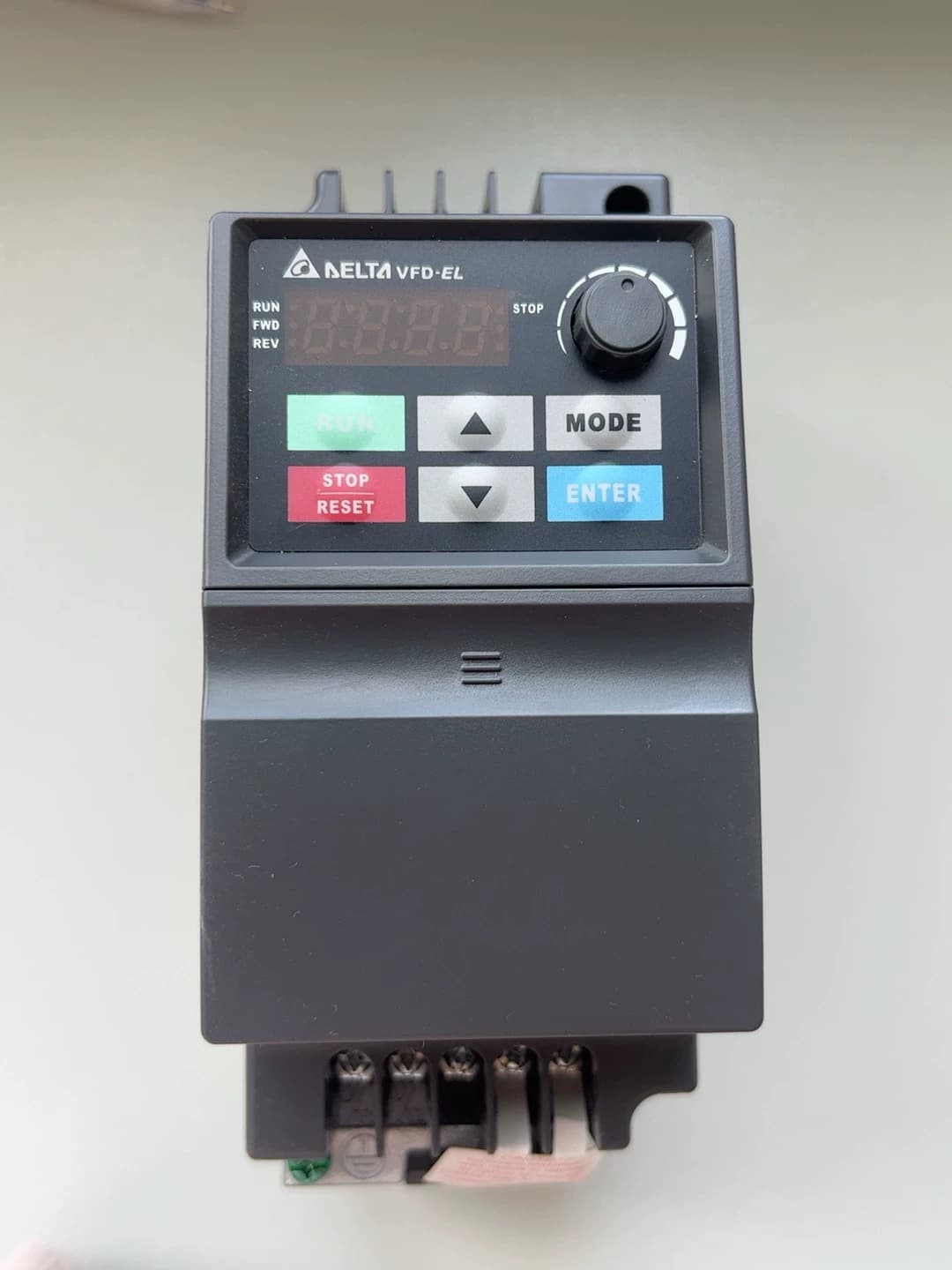 100% чисто нов оригинален и оригинален Delta VFD007EL21A Честотни преобразуватели Drive Servo Motor