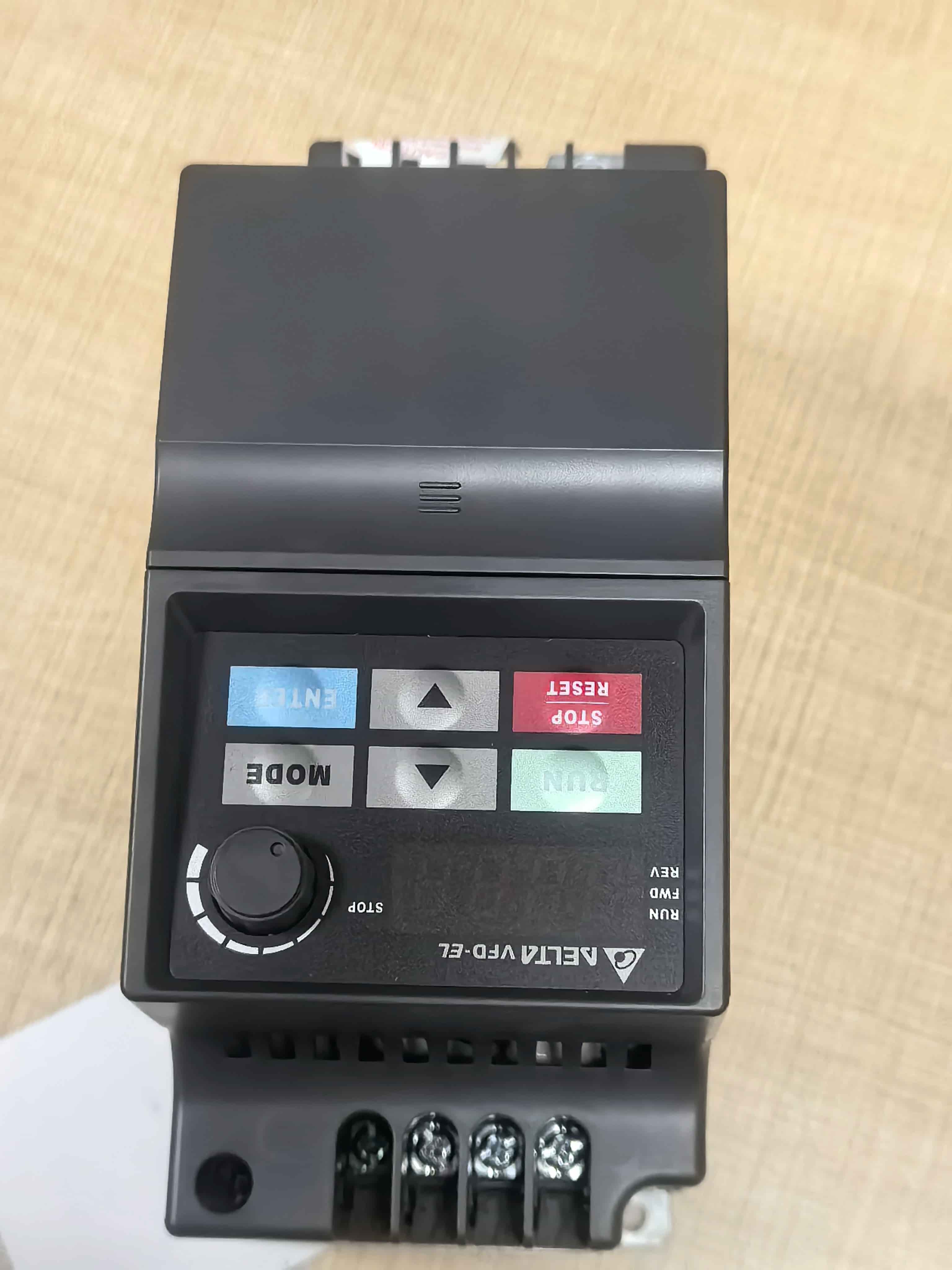 100% чисто нов оригинален и оригинален Delta VFD007EL43A Честотни преобразуватели Drive Servo Motor