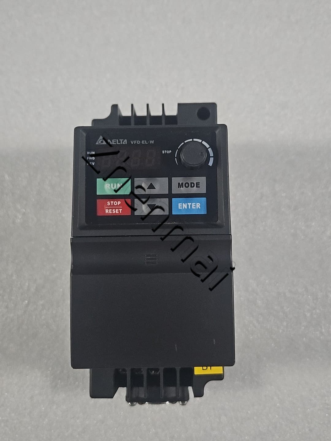 100% чисто нов оригинален и оригинален Delta VFD015EL43W Честотни преобразуватели Drive Servo Motor