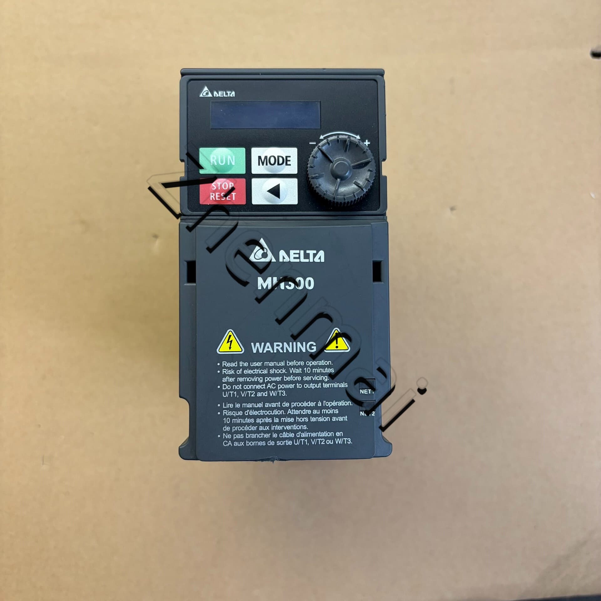 100% чисто нов оригинален и оригинален Delta VFD2A8MH21ANSAA 0.4KW 220V Честотни преобразуватели Задвижващ серво мотор