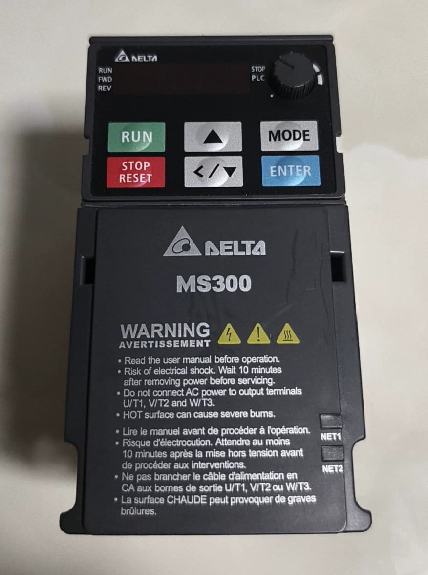 100% чисто нов оригинален и оригинален Delta VFD2A8MS23ANSAA 220V/0.4KW Честотни преобразуватели Задвижващ серво мотор