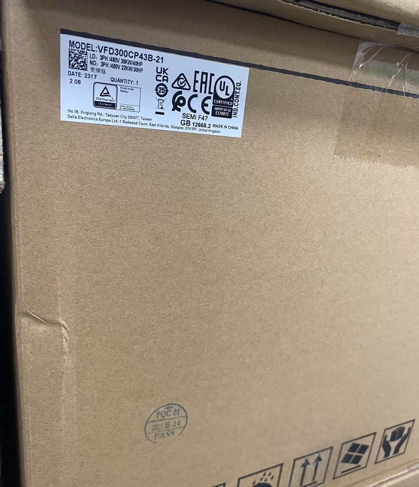 100% чисто нов, оригинален и оригинален Delta VFD300CP43B-21 380V30KW Честотни преобразуватели Drive Servo Motor