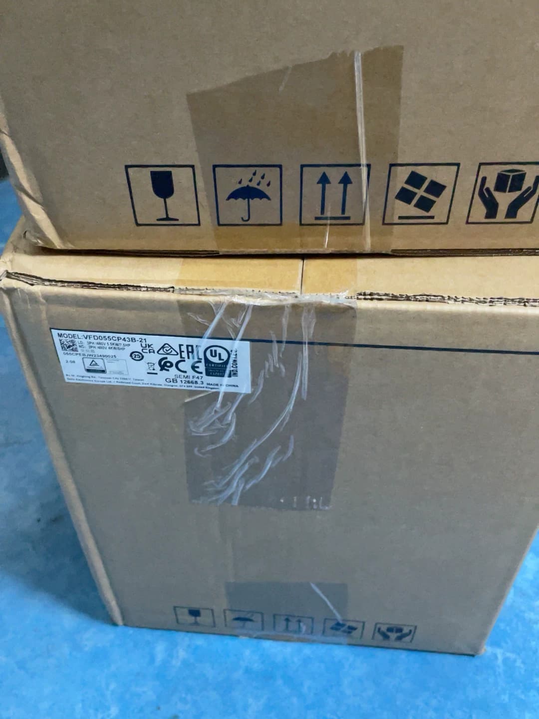 100% чисто нов, оригинален и оригинален DeltaVFD055CP43B-21 380V 5.5KW Честотни преобразуватели Drive Servo Motor