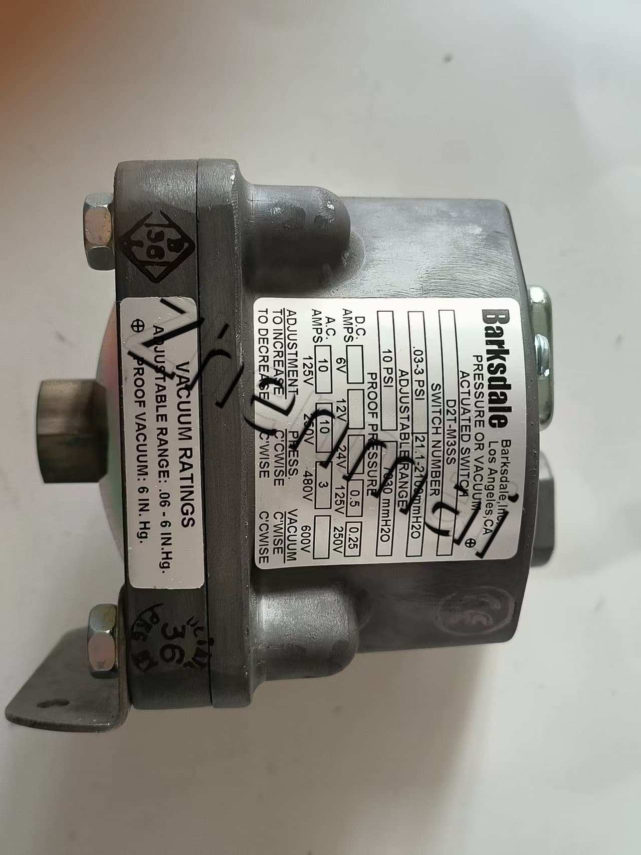 Чисто нов оригинален Barksdale D2T-M3SS 0401-407 Сензор за налягане Превключвател за ниво Превключвател на потока Превключвател за налягане Бърза доставка