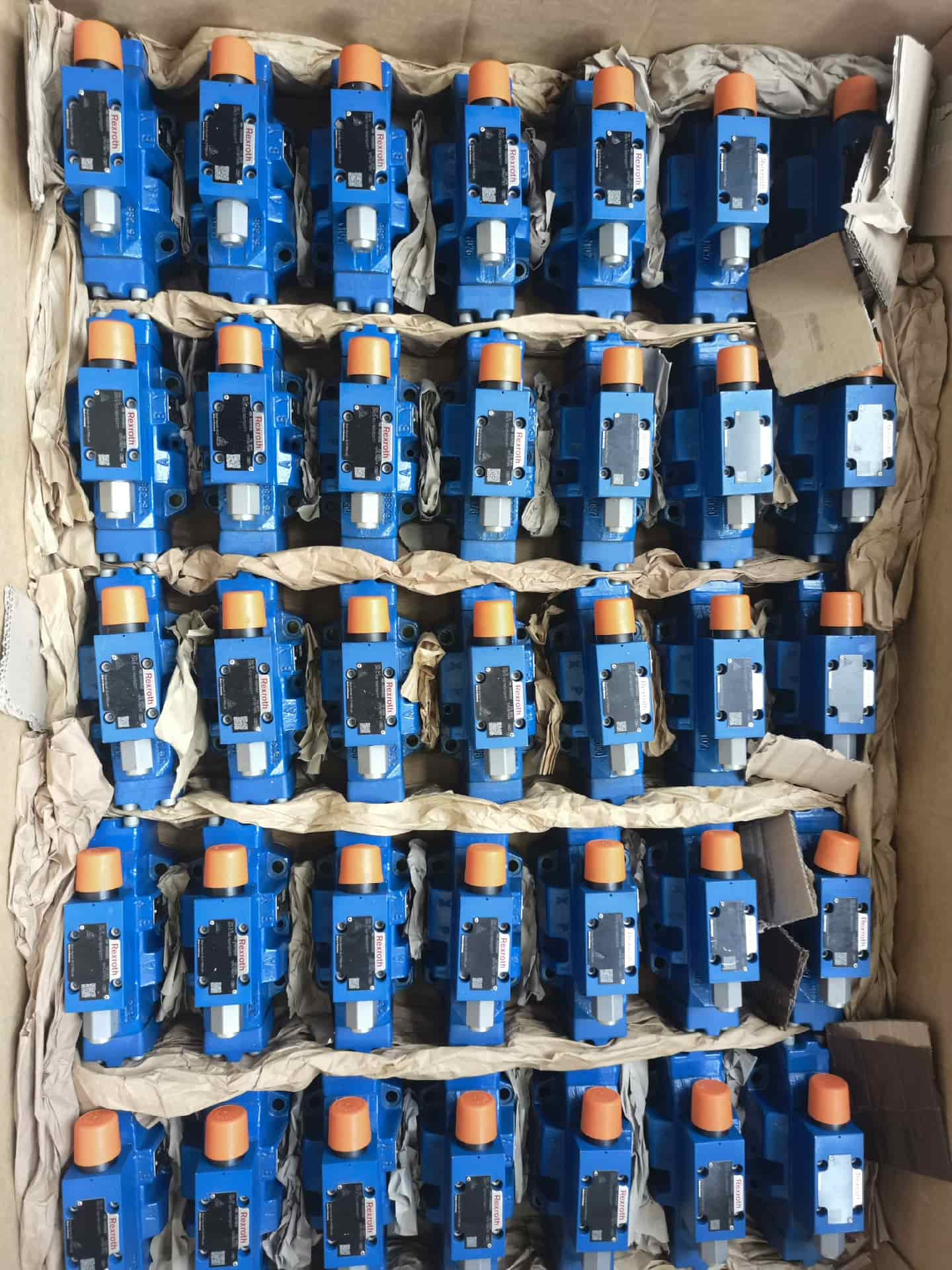 Чисто нов оригинален серво задвижване Bosch Rexroth Редукционен клапан 4WREE10E75-2X/G24K31/F1V серво мотор Бърза доставка