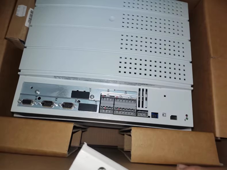 Оригинален нов Lenze E82EV223-4B241 Индустриален I/O модул FedEx DHL Бърза доставка
