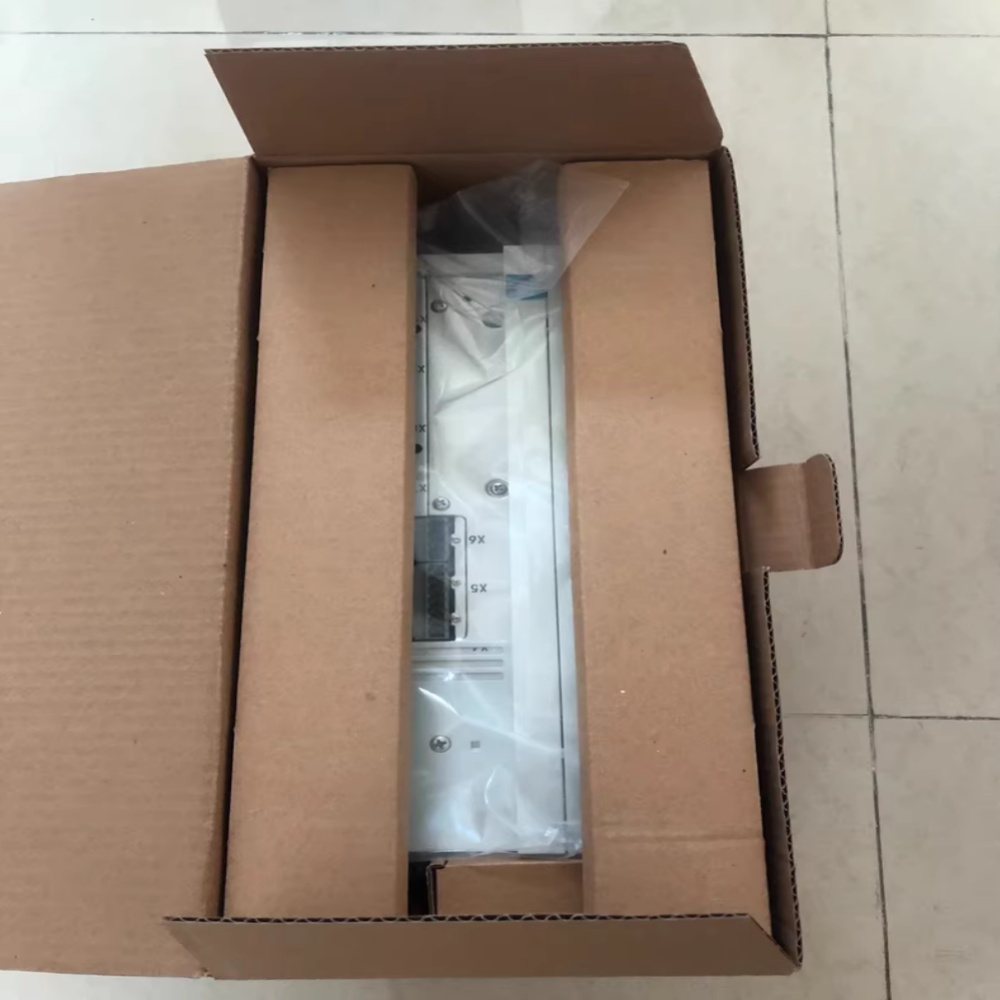 Оригинален нов Lenze E82ZAFAC010 Индустриален I/O модул FedEx DHL Бърза доставка